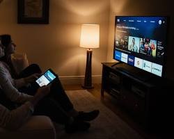 Interfaz de usuario de la mejor lista iptv españa con categorías de cine y adultos en 4K.